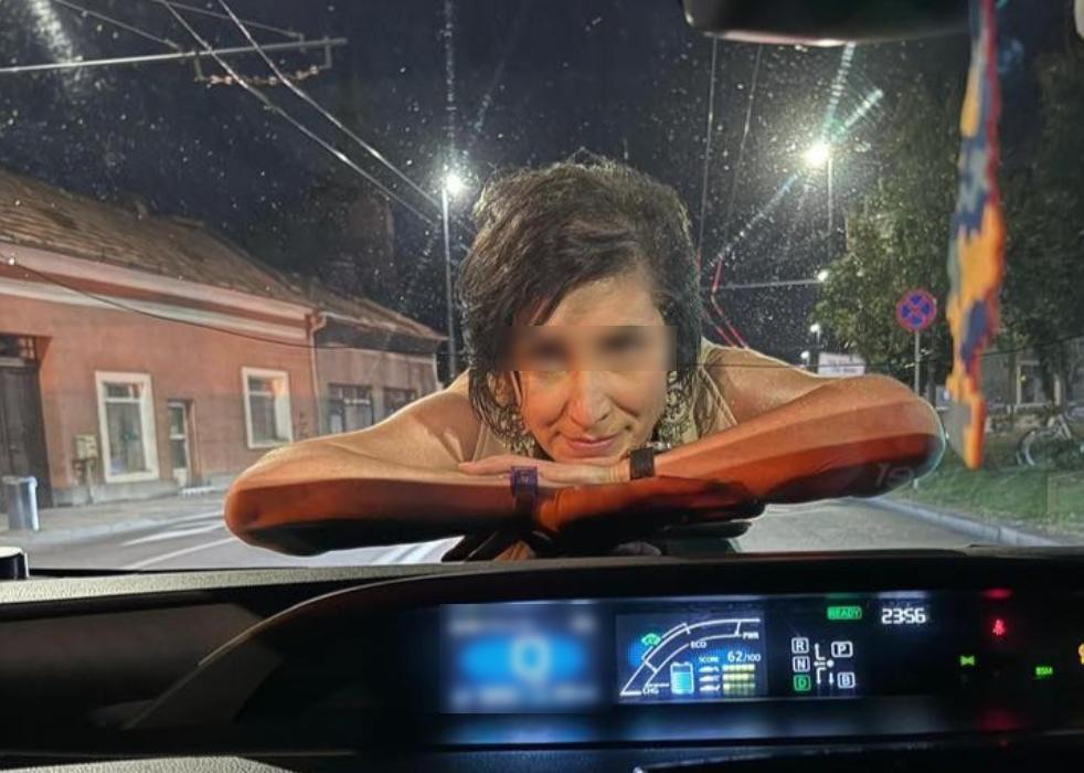A sărit “ca broasca” pe mașină: o femeie a sărit în fața unei mașini și s-a urcat pe capotă