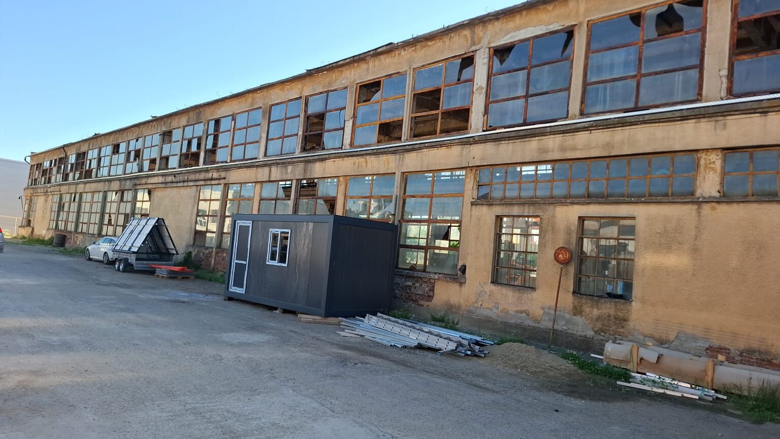 De la 5.000 de angajați și aruncătoare de grenade la 90 de salariați și copaci crescuți în hale: radiografia eșecului statului la Uzina Mecanică Orăștie