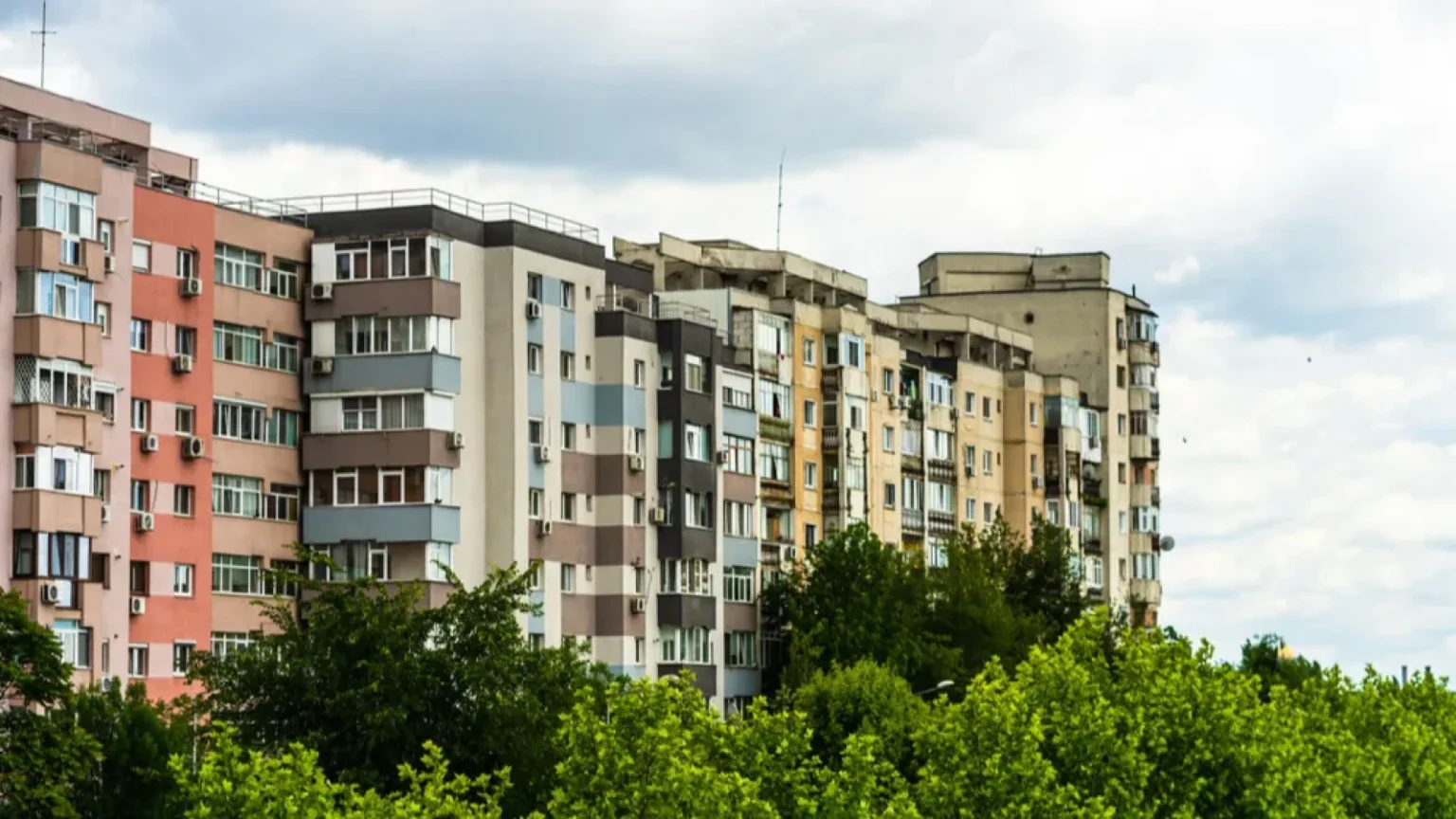 Un fost director de bancă avertizează că prețurile locuințelor ar putea scădea cu până la 50%