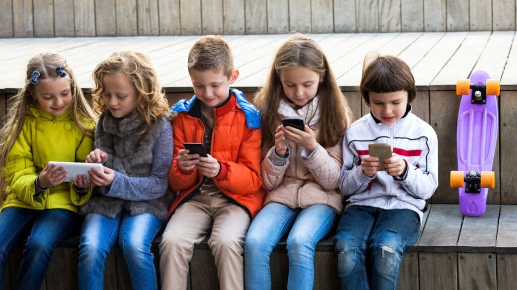 Eurobarometru: 44% dintre adolescenții români petrec prea mult timp în fața ecranelor