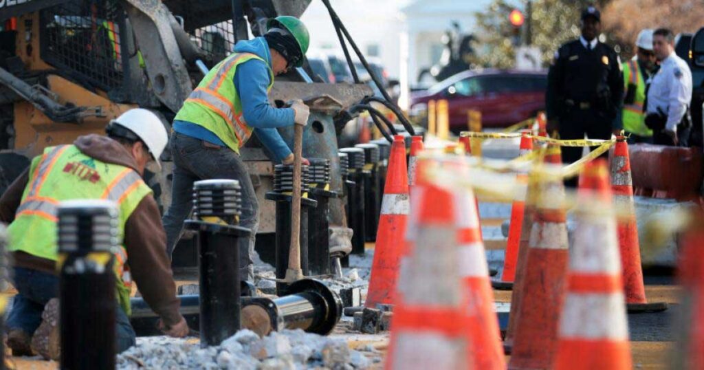 Salarii de 420 de lei pe zi în construcții, dar tinerii evită șantierele