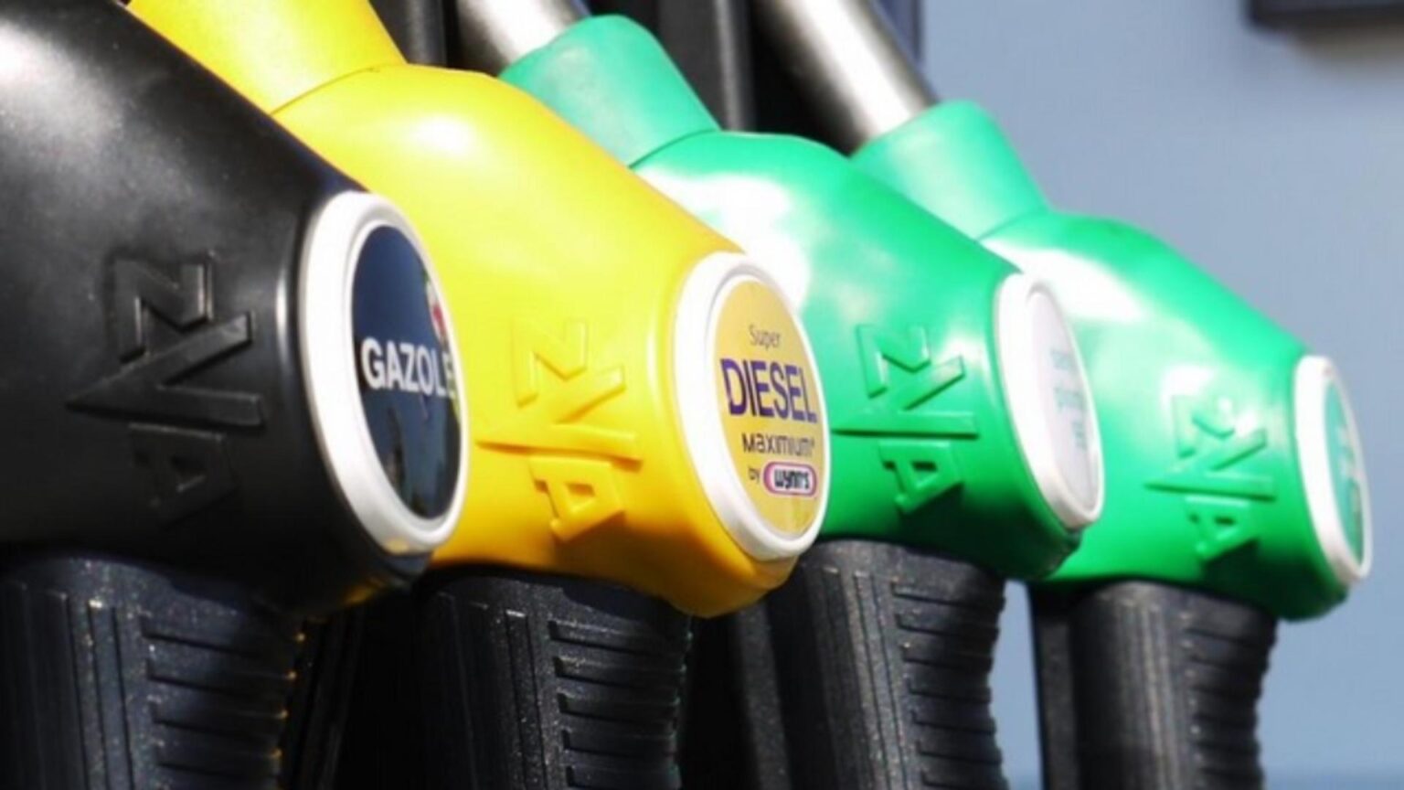 Criza carburanților se adâncește în Rusia. Autoritățile investighează benzinării suspectate de înțelegeri privind prețurile