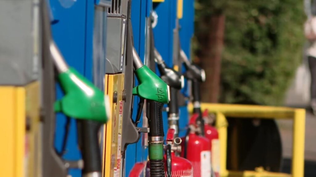 Carburanții se scumpesc din nou. Benzina se apropie de 9 lei litrul, iar motorina ar putea depăși 10 lei