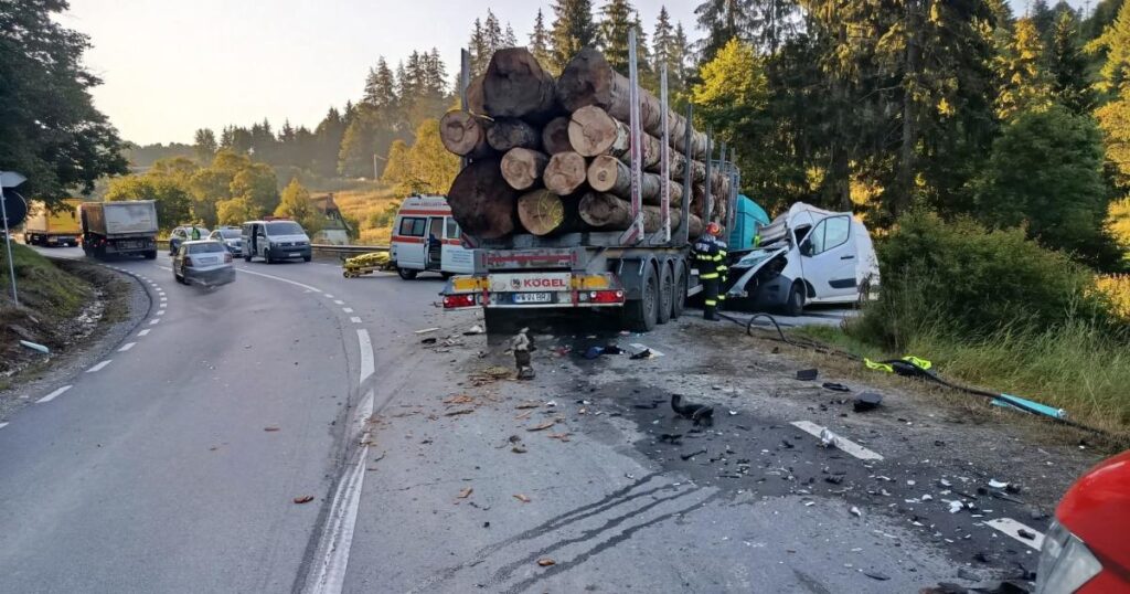 Accident mortal pe DN 13A, la Băile Homorod: un camion cu lemne s-a ciocnit cu o autoutilitară. Elicopterul SMURD a fost solicitat pentru o victimă
