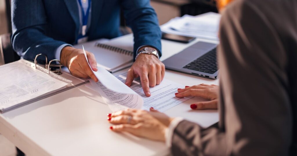 Vânzările de locuințe intră în raportările ANAF din iulie 2026. Ce trebuie să știe românii care cumpără sau vând un imobil
