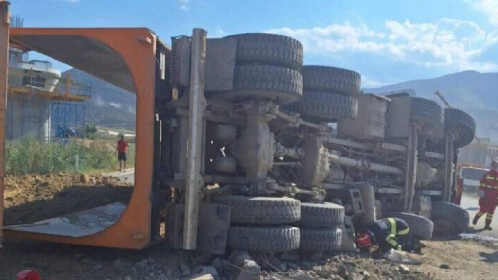 Camion răsturnat pe Valea Oltului, trafic îngreunat pe DN7 în zona localității Boița