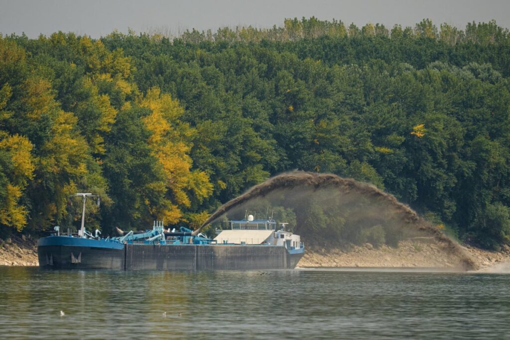 Scufundarea celor patru barje în Dunăre pentru Cernavodă, amânată pentru joi